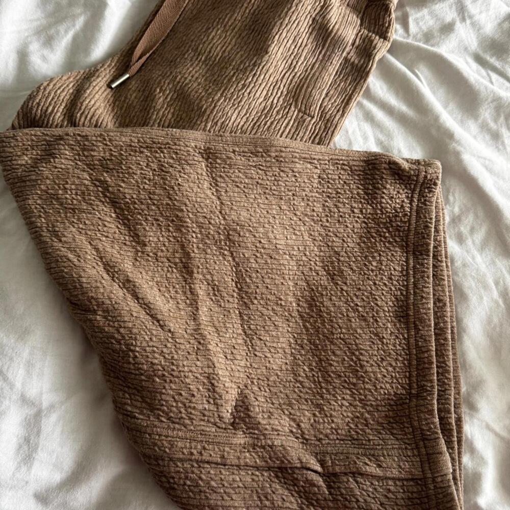 1 Lululemon Retreat Yourself Crop - Heathered Soft Sand - Picture 5 of 9